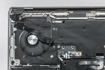 Geöffnetes MacBook Pro 13" M1 mit Wasserschaden auf dem Logicboard