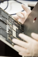 Nahaufnahme des empfindlichen Displaykabels eines MacBook Pro (Modell A1707)