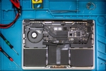 Korrosionsschäden an MacBook Logicboard nach Wasserschaden: Reparatur auf Komponentenebene