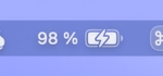Batterie-Icon in der macOS Menüleiste zeigt an, dass das MacBook geladen wird