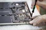 Reparatur eines Logicboards in einer Fachwerkstatt