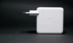 MacBook Ladegerät und Ladekabel angeschlossen an einem MacBook