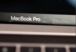 MacBook Pro Display mit Fremdkörpern, Druckschaden durch Steine